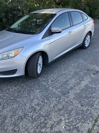 2017 Ford Focus SE 4dr Sedan Manual — photo 1