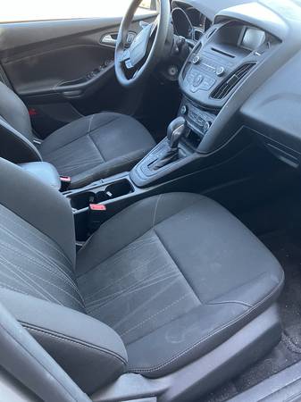 2017 Ford Focus SE 4dr Sedan Manual — photo 4