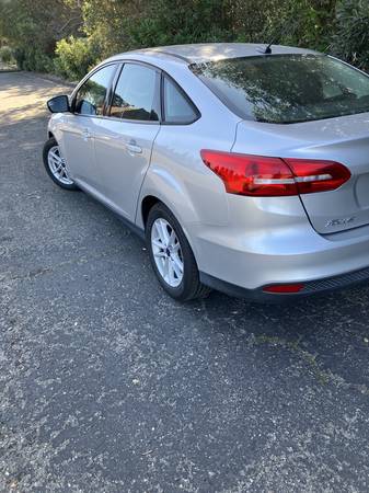 2017 Ford Focus SE 4dr Sedan Manual — photo 2