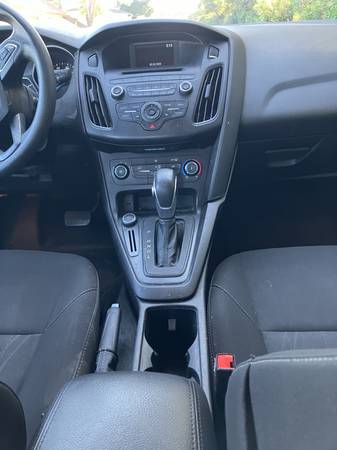 2017 Ford Focus SE 4dr Sedan Manual — photo 6