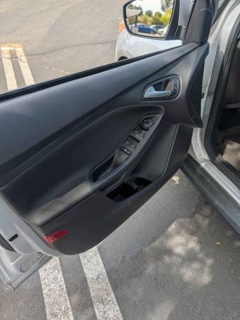 2018 Ford Focus SE 4dr Sedan Manual — photo 6
