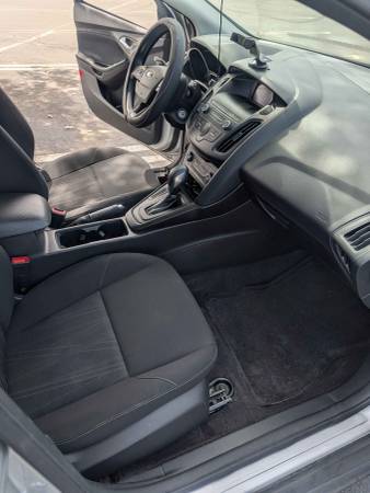 2018 Ford Focus SE 4dr Sedan Manual — photo 12