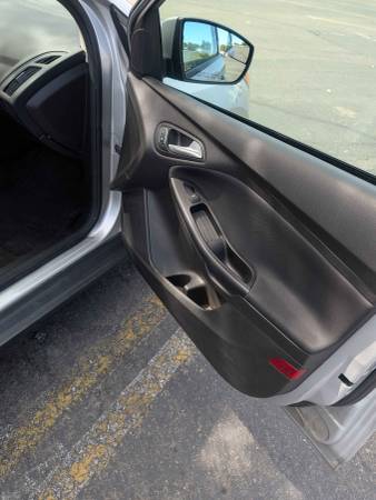2018 Ford Focus SE 4dr Sedan Manual — photo 11
