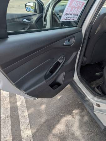 2018 Ford Focus SE 4dr Sedan Manual — photo 10