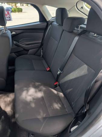 2018 Ford Focus SE 4dr Sedan Manual — photo 9