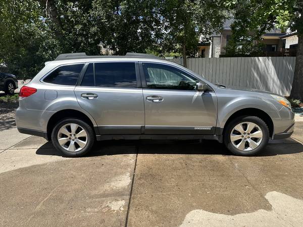 2011 Subaru Outback 3.6R Limited — photo 1