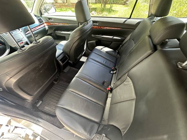 2011 Subaru Outback 3.6R Limited — photo 7