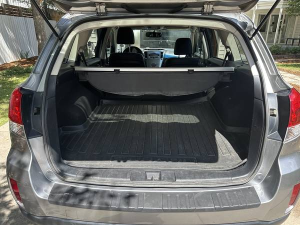 2011 Subaru Outback 3.6R Limited — photo 4