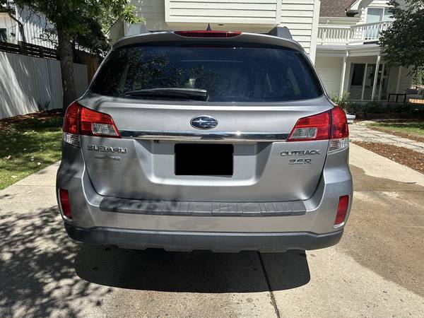 2011 Subaru Outback 3.6R Limited — photo 9