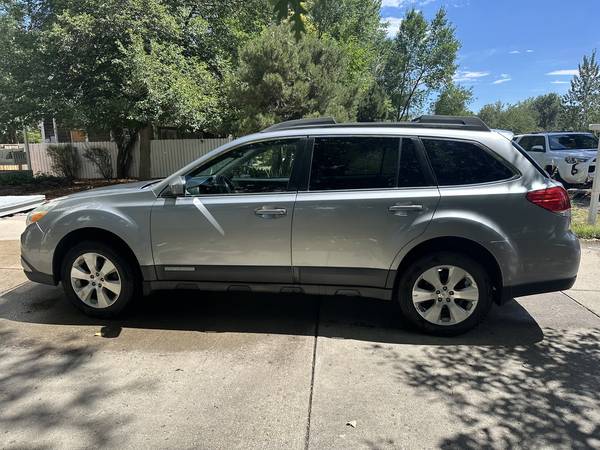 2011 Subaru Outback 3.6R Limited — photo 2