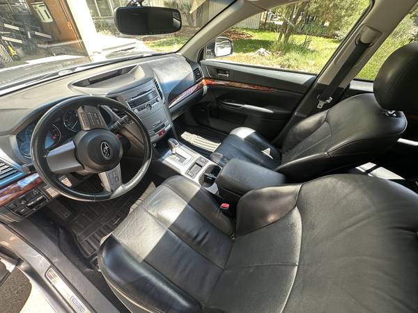 2011 Subaru Outback 3.6R Limited — photo 3