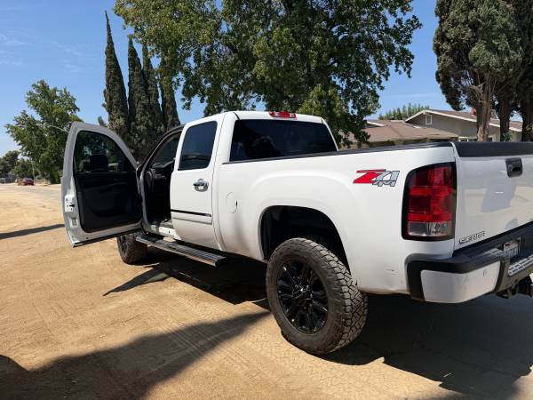 2011 GMC Sierra 2500hd SLT 4x4 Crew Cab 8 ft. box 167.7 in. WB Automatic — photo 2