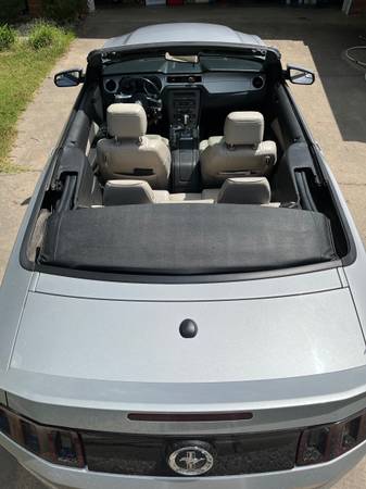 2013 Ford Mustang V6 Premium 2dr Convertible Manual — photo 3