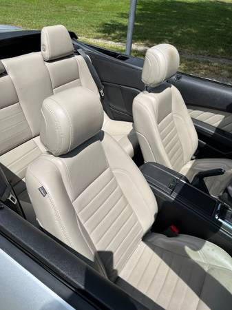 2013 Ford Mustang V6 Premium 2dr Convertible Manual — photo 4
