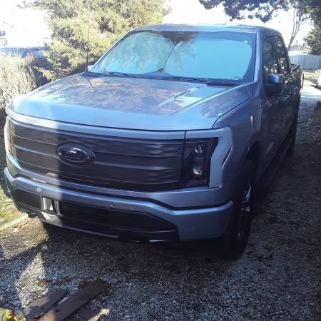 2022 Ford F-150 Lightning Lariat — photo 1