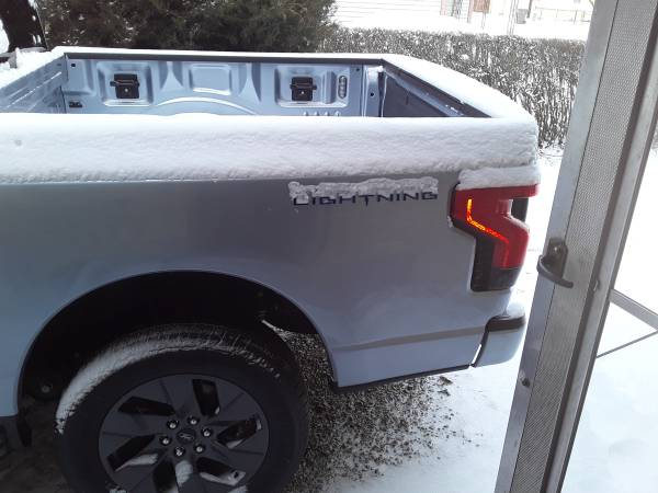 2022 Ford F-150 Lightning Lariat — photo 4
