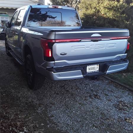 2022 Ford F-150 Lightning Lariat — photo 3