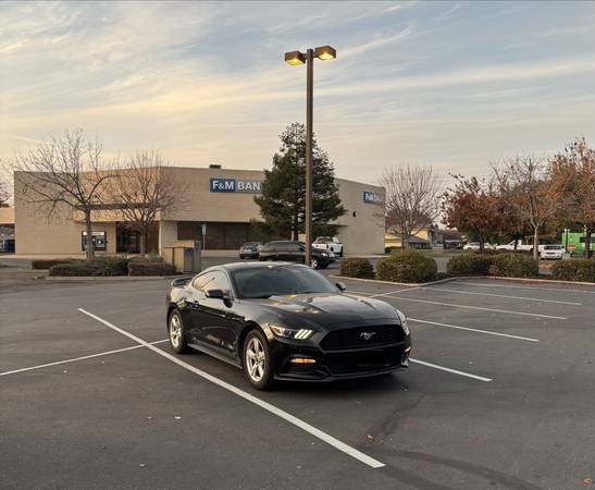 2016 Ford Mustang V6 2dr Fastback Manual — photo 1