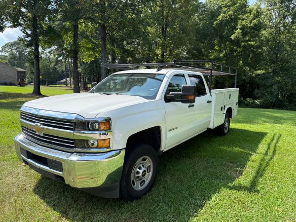2018 Chevrolet Truck — photo 2