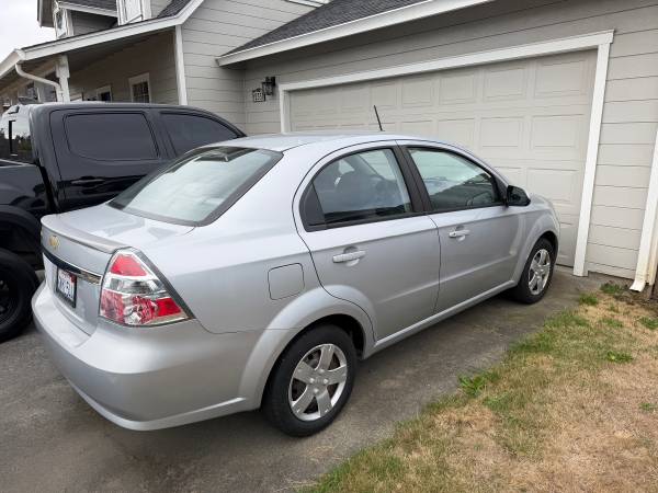 2010 Chevrolet Aveo Aveo 5 LT w 2LT 4dr Hatchback Manual — photo 2