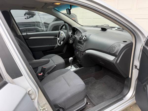 2010 Chevrolet Aveo Aveo 5 LT w 2LT 4dr Hatchback Manual — photo 4