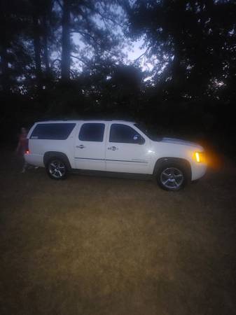 2013 Chevrolet Suburban 1500 LTZ — photo 2