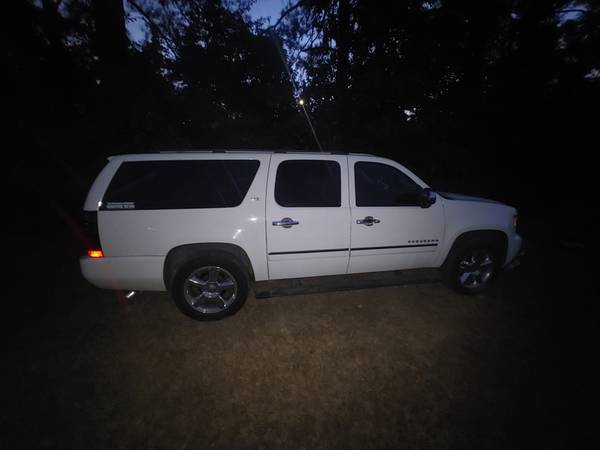 2013 Chevrolet Suburban 1500 LTZ — photo 1