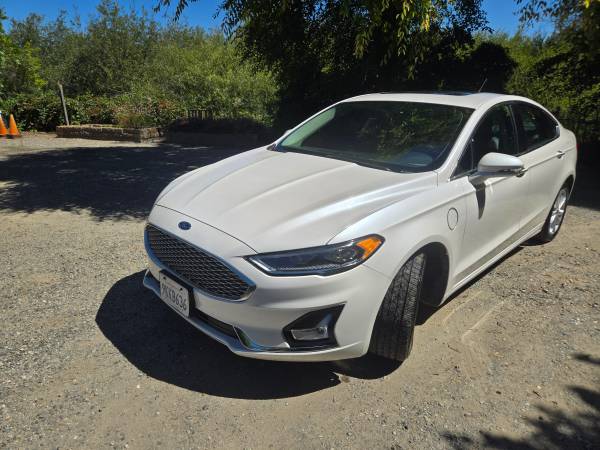 2019 Ford Fusion Energi Titanium — photo 2