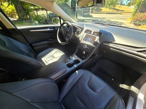 2019 Ford Fusion Energi Titanium — photo 12