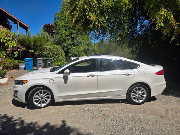 2019 Ford Fusion Energi Titanium — photo 3