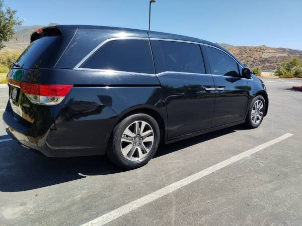 2014 Honda Odyssey Touring — photo 2