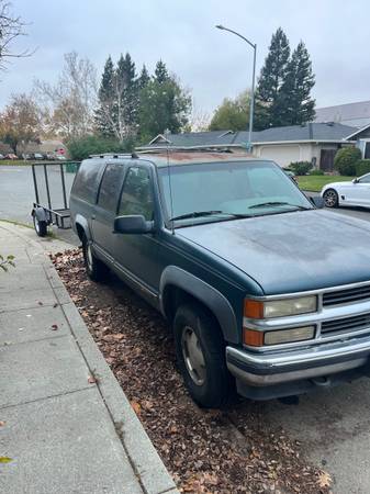 1995 Chevrolet Suburban C1500 4dr SUV — photo 2