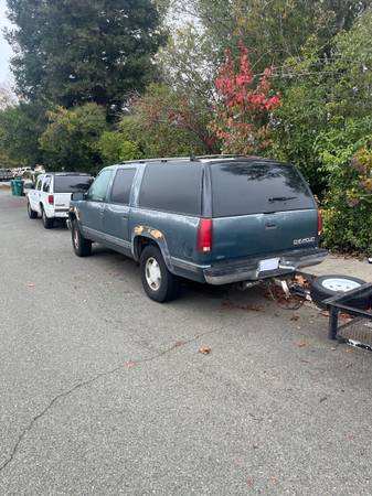 1995 Chevrolet Suburban C1500 4dr SUV — photo 3
