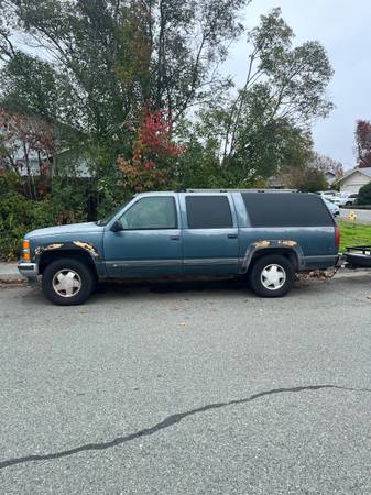 1995 Chevrolet Suburban C1500 4dr SUV — photo 1