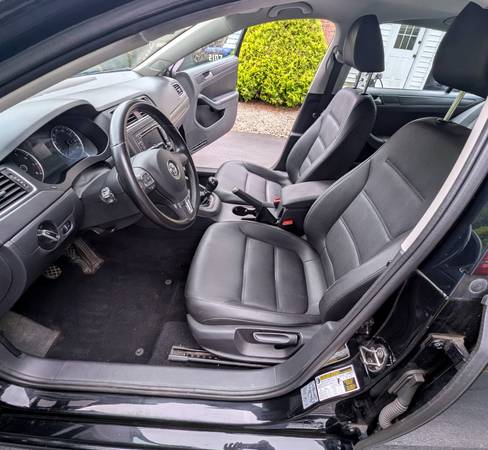 2012 Volkswagen Jetta GLI 4dr Sedan Manual — photo 9