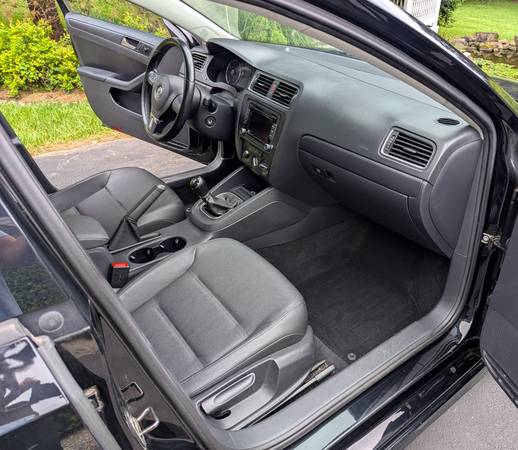 2012 Volkswagen Jetta GLI 4dr Sedan Manual — photo 7