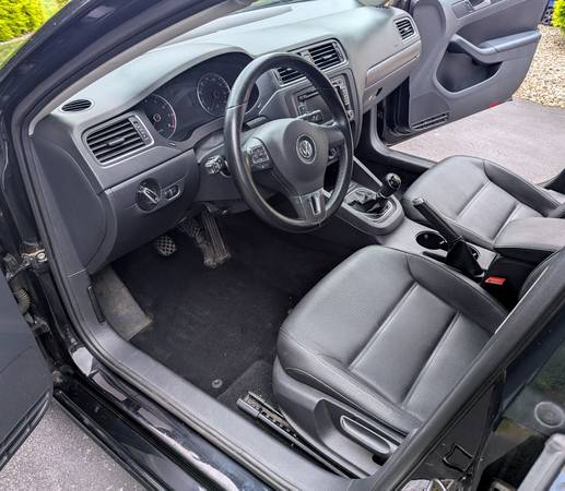 2012 Volkswagen Jetta GLI 4dr Sedan Manual — photo 2
