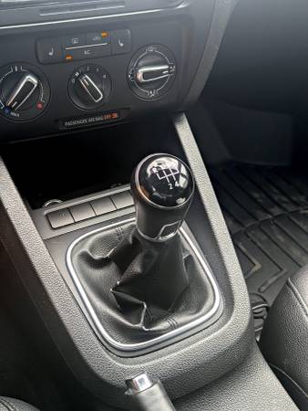 2012 Volkswagen Jetta GLI 4dr Sedan Manual — photo 5
