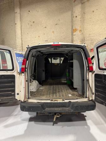 2014 Chevrolet Express 3500 DIESEL Rear-wheel Drive Cargo Van Automatic — photo 5