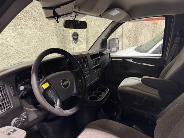 2014 Chevrolet Express 3500 DIESEL Rear-wheel Drive Cargo Van Automatic — photo 4