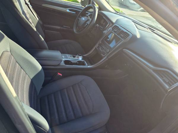 2017 Ford Fusion SE 4dr Front-wheel Drive Sedan Automatic — photo 2