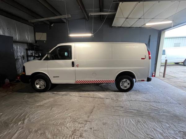 2009 Chevrolet Express 2500 LS Rear-wheel Drive Passenger Van Automatic — photo 3