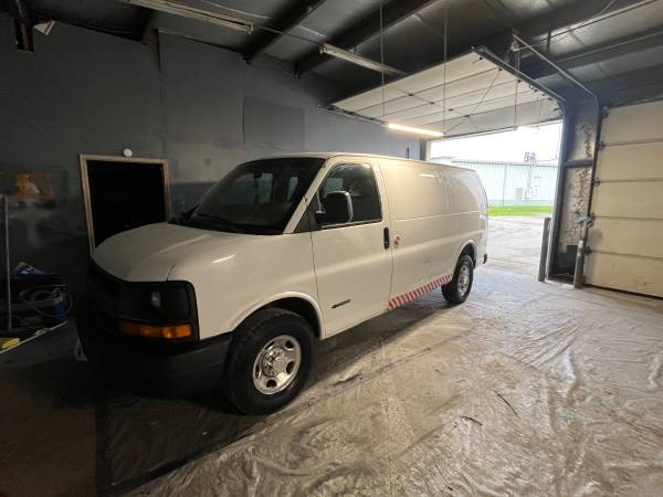2009 Chevrolet Express 2500 LS Rear-wheel Drive Passenger Van Automatic — photo 2