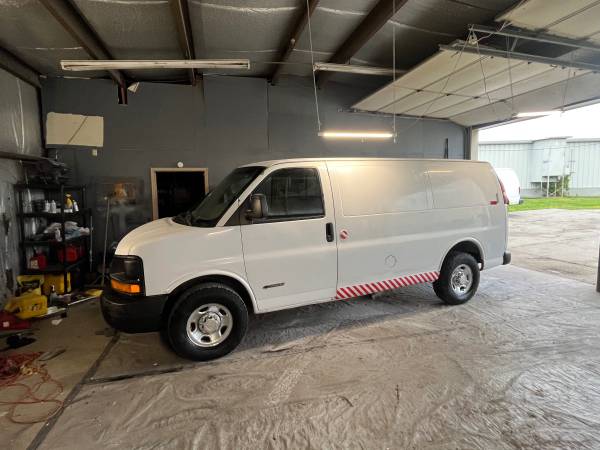 2009 Chevrolet Express 2500 LS Rear-wheel Drive Passenger Van Automatic — photo 1