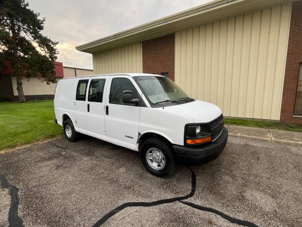 2009 Chevrolet Express 2500 LS Rear-wheel Drive Passenger Van Automatic — photo 4