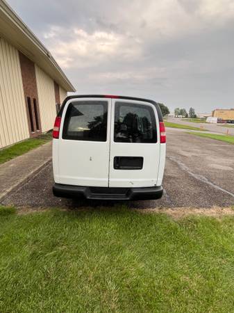2009 Chevrolet Express 2500 LS Rear-wheel Drive Passenger Van Automatic — photo 8
