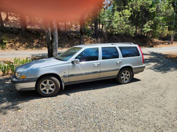 1999 Volvo V70 XC 4dr All-wheel Drive Station Wagon Automatic — photo 1