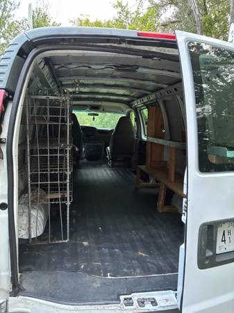 2000 Chevrolet Van — photo 2