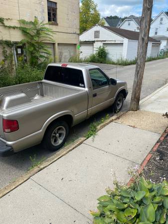 1999 Chevrolet S-10 LS — photo 4