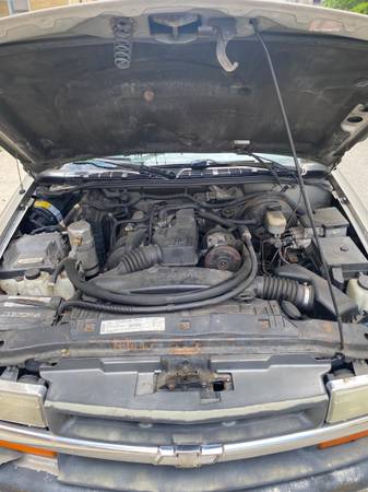 1999 Chevrolet S-10 LS — photo 8